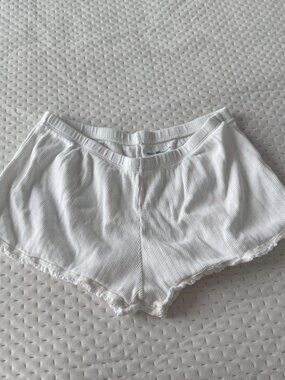 BRANDY MELVILLE CREAM WHITE RIBBED RUFFLE HEM SHORTS
